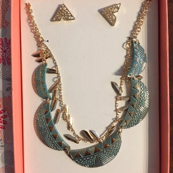 Gold And Green Aztec Pattern Necklace Earrings Set - Picture 3 of 6
